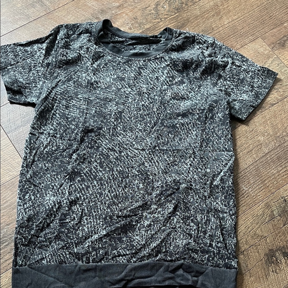 Lululemon Black & Gray Short Sleeve Crewneck Workout Top